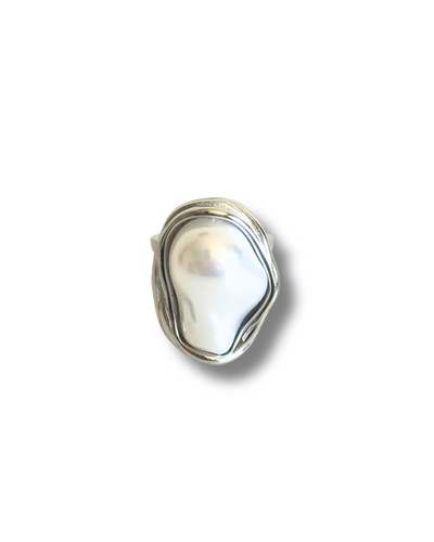 Pearl ring with silver band on a white background.Silver Statement Ring with Large Pearl – Adjustable & Waterproof

Marina Pearl Ring in Silver – Tarnish-Free Jewelrysilver pearl ring, adjustable statement ring, large pearl ring, waterproof silver ring, hypoallergenic ring, summer statement jewelry, size 6-8 ring.Hypoallergenic and waterproof, this ring is your go-to for everyday glam—no need to take it off when you wash your hands or dive into your summer adventures.