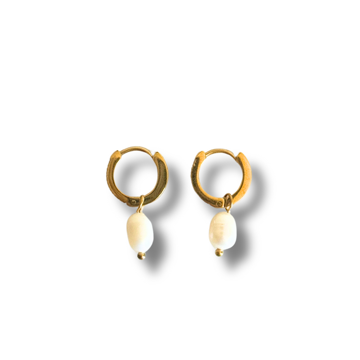 Gold crystal huggy earring with freshwater pearl drop, perfect for sensitive ears.18K gold-filled material, this earring is hypoallergenic, tarnish-free, and perfect for sensitive skin. A lightweight everyday luxury that adds a touch of ocean elegance to any outfit.