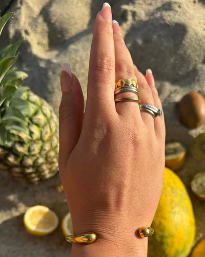 Wavy open cuff with a hugging design