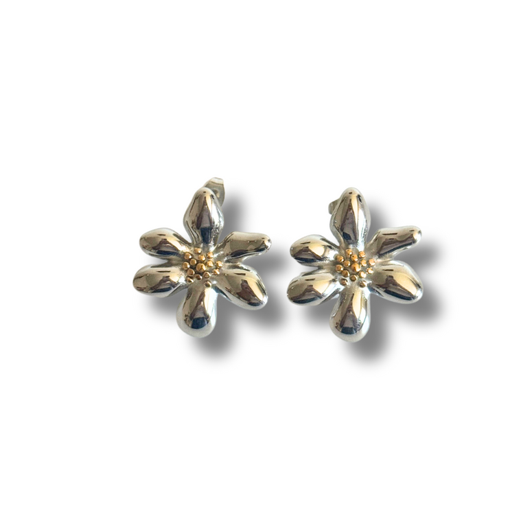 Pair of gold flower-shaped earrings on a white background.This mixed-metal piece adds dimension and shine, perfect for any ear stack. Hypoallergenic and tarnish-free, made with 18K gold-filled materials for long-lasting beauty.
Mixed metal flower stud with gold center and silver petals, perfect for sensitive ears