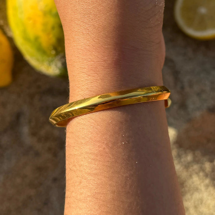 The Triángulo Cuff is a delicate, minimalist cuff with a triangle-shaped point at the center. Lightweight yet striking, it’s the perfect balance of symmetry and style. Adjustable, tarnish-free, and waterproof — made to last and layer.