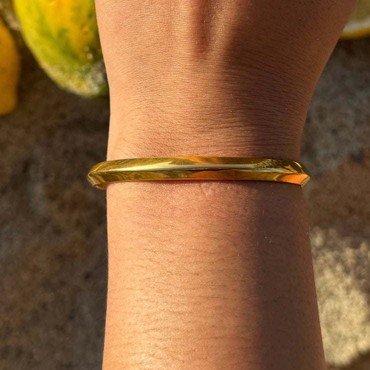 The Triángulo Cuff is a delicate, minimalist cuff with a triangle-shaped point at the center. Lightweight yet striking, it’s the perfect balance of symmetry and style. Adjustable, tarnish-free, and waterproof — made to last and layer.