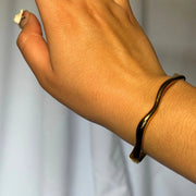 Golden Flow Cuff – Wavy adjustable cuff bracelet, hypoallergenic and tarnish-free, perfect for everyday elegance.