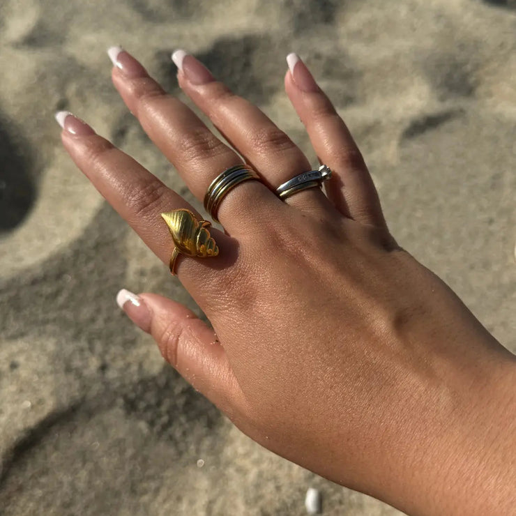 Bold adjustable ring with a large shell design, made of 18k gold-filled, tarnish-free and waterproof.