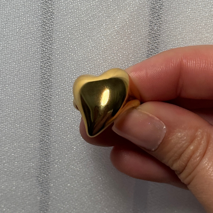 Bold wavy heart statement ring, symbolizing endless love. Made with hypoallergenic, tarnish-free, and water-resistant materials, perfect for everyday wear. Available in sizes 6, 7, 8, and 9.